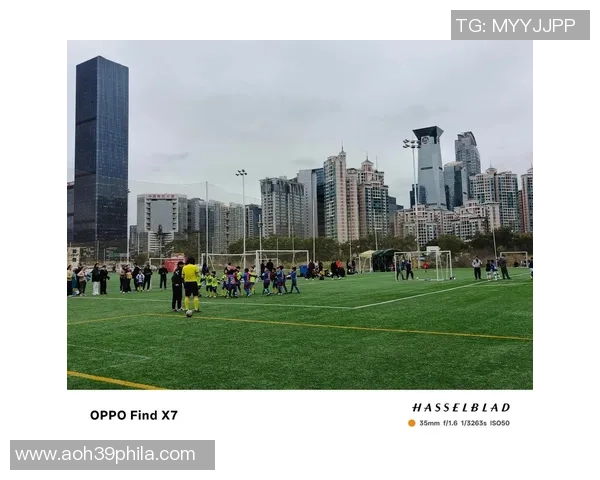 足球明星在赛场上如风般疾驰轻松甩开对手的精彩瞬间